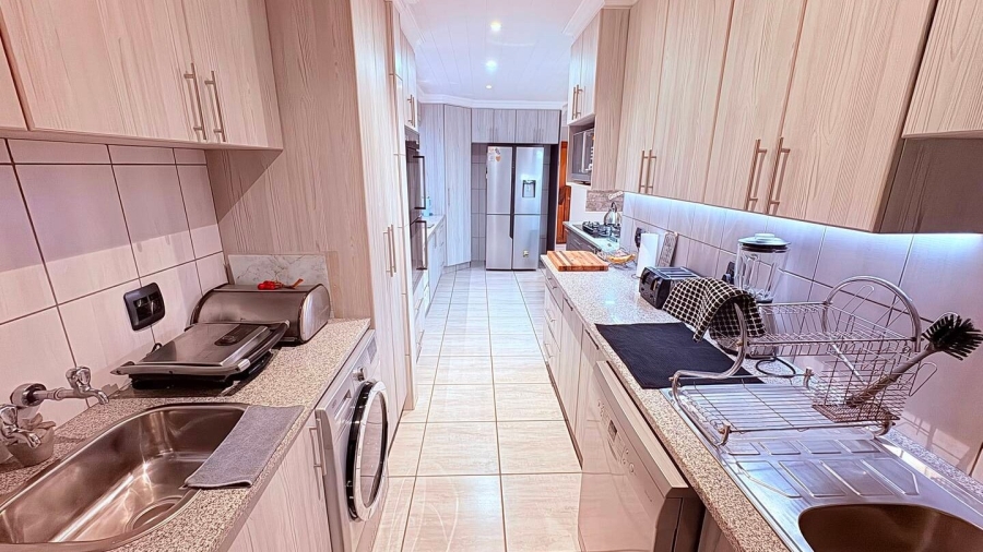 5 Bedroom Property for Sale in Reebok Western Cape
